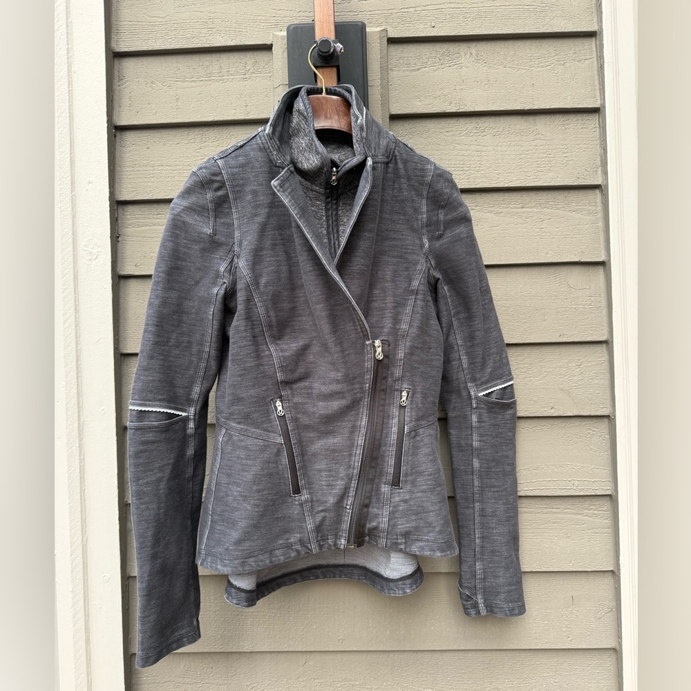 Lululemon blazer, gray Sz 6 Zip Up 2 Tone Gray Double collar and detachable.